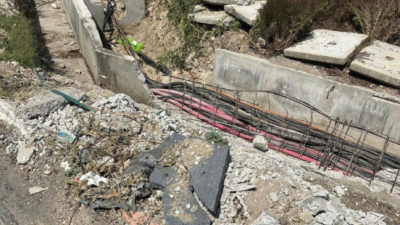 17 Bin kişin çalıştığı alanda kablolar su kanalından geçirilip ortada