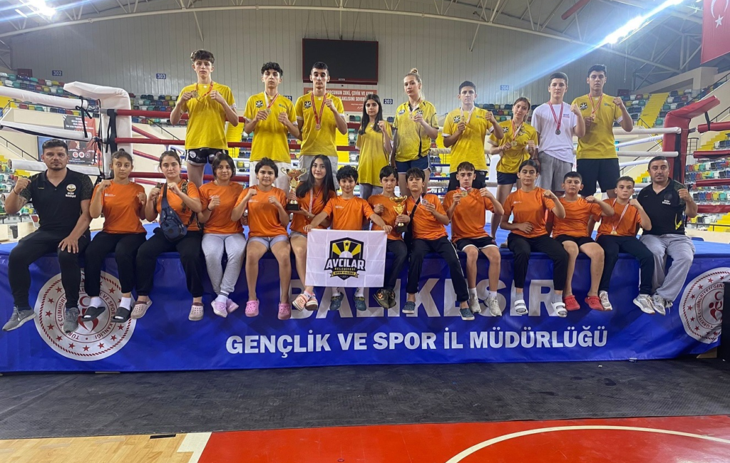 Balıkesir’de düzenlenen iller arası Muay Thai Şampiyonası’na 21 sporcu ile