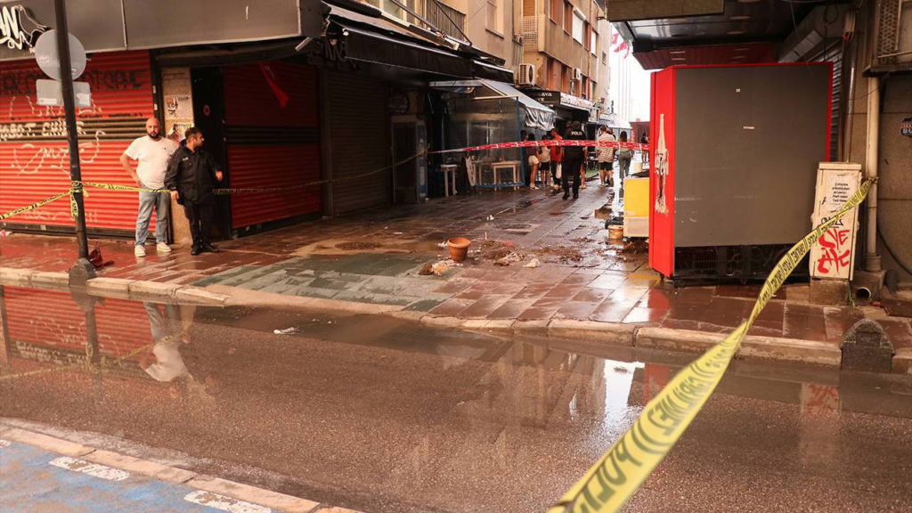 İzmir’in Konak ilçesinde sağanak yağıştan korunmaya çalışırken elektrik akımına kapılan