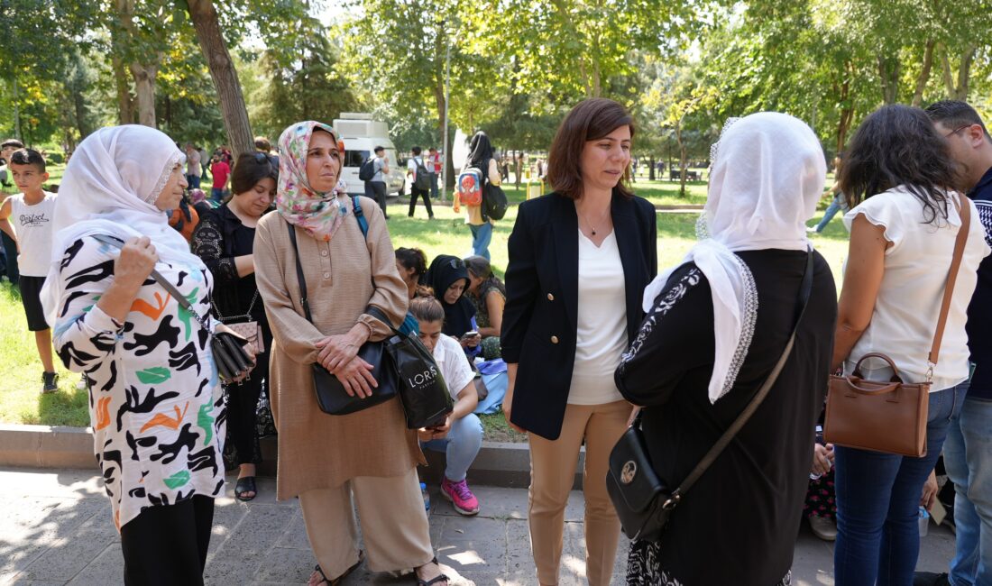 Diyarbakır Büyükşehir Belediyesi Eş Başkanları Serra Bucak ve Doğan Hatun,