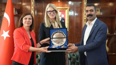 Diyarbakır Büyükşehir Belediyesi Eş Başkanları Serra Bucak ve Doğan Hatun,
