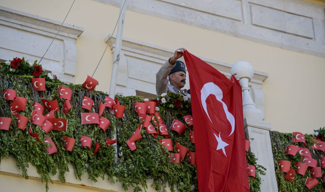 İzmir’in işgalden kurtuluşunun 102. yıl dönümü kutlamaları kapsamında Konak Atatürk
