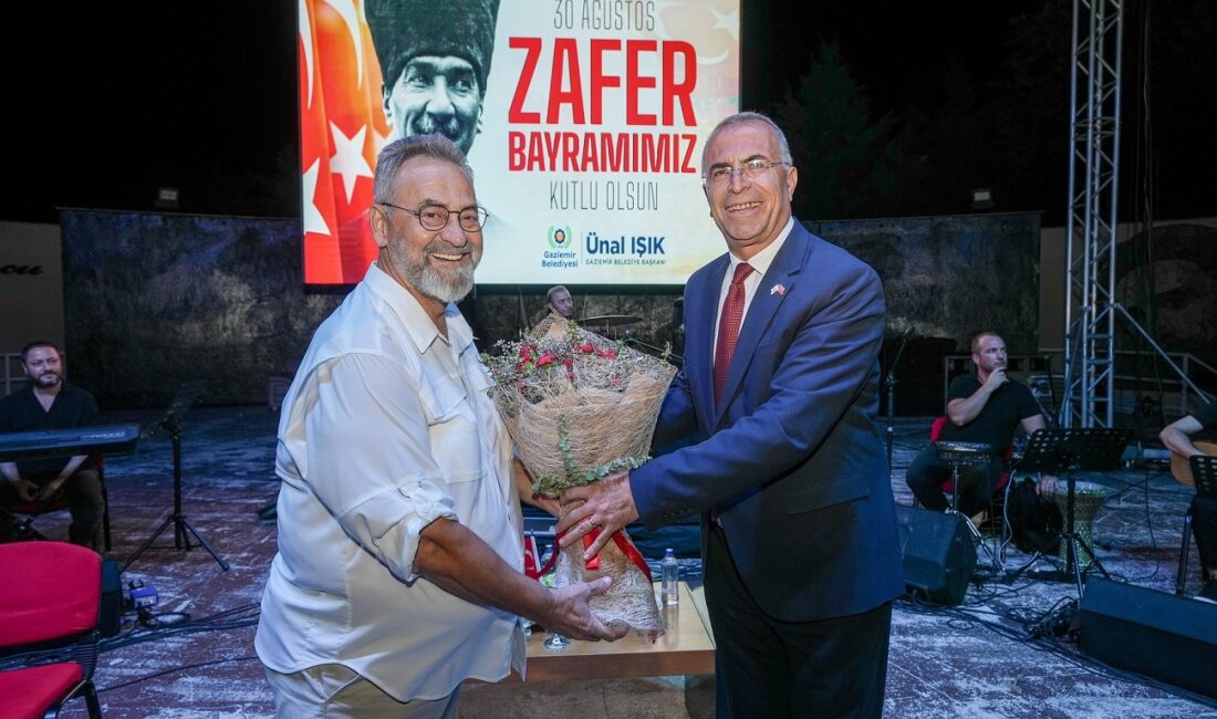 30 Ağustos Zafer Bayramı kutlama etkinliklerinde konuşan Gaziemir Belediye Başkanı