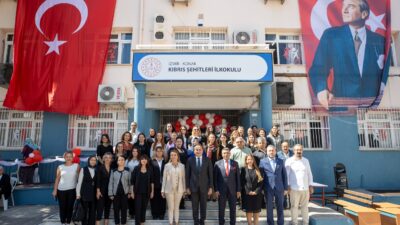 İlköğretim Haftası dolayısıyla Kıbrıs Şehitleri İlkokulu’nda düzenlenen kutlama programına katılan