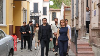 Konak Belediye Başkanı Nilüfer Çınarlı Mutlu, ünlü oyuncu Mert Fırat’a