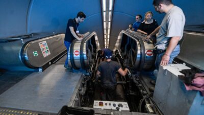 Metro istasyonlarında yıllardır süren kullanım nedeniyle aşınan ve kazalara neden