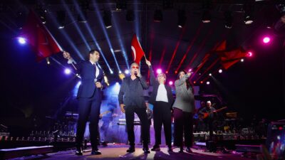 Avcılar’da 29 Ekim Cumhuriyet Bayramı’nın 101. yılı coşkuyla kutlandı. Ellerinde