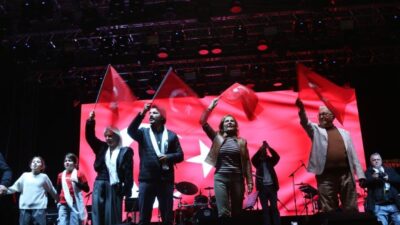 ONBİNLER, “MUSTAFA KEMAL’İN ASKERLERİYİZ” DİYE HAYKIRDITürkiye Cumhuriyeti’nin kuruluşunun 101. Yılında