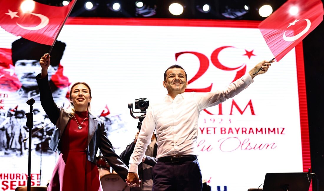 Cumhuriyet’in 101’inci yıl kutlamaları halkın yediden yetmişe katılımıyla dev bir