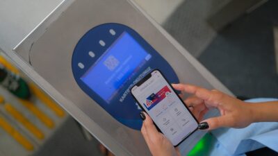 İzmir Büyükşehir Belediyesi’ne bağlı toplu ulaşım araçlarına QR kodla binişi