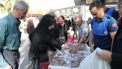 4 Ekim Dünya Hayvanları Koruma Günü kapsamında Karamürsel Belediyesi, sokak