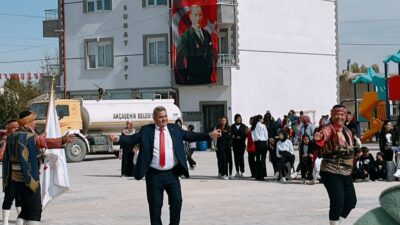 Başkan Yeşildaş da zeybek oynadı. 29 Ekim Cumhuriyet Bayramı tüm
