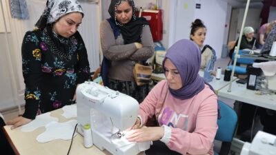 Konak Belediyesi, hijyenik ürünlere ulaşmakta güçlük çeken kadınlar için hayata