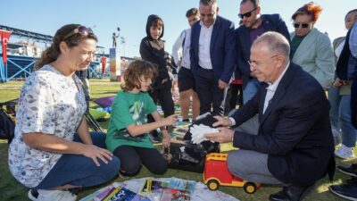 Gaziemir Belediyesi’nin düzenlediği Giysi, Oyuncak, Kitap İkinci El Pazarı’na katılan