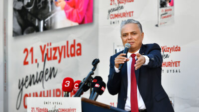 Antalya Muratpaşa Belediye Başkanı Ümit Uysal, yeni kitabı 21. Yüzyılda