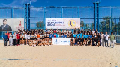 İzmir Büyükşehir Belediyesi’nin düzenlediği Liseliler Plaj Voleybolu Şenliği başladı. Şenlikte,