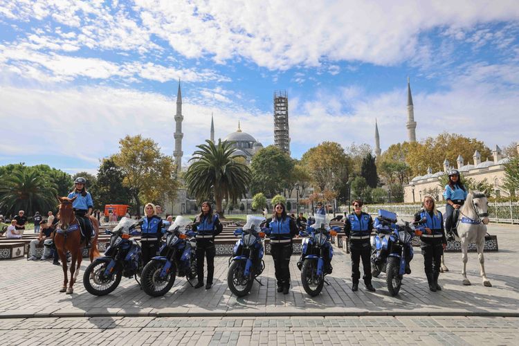 İstanbul’da motosikletli ve atlı kadın zabıtalar dikkat çekiyor. Motosikletli kadın