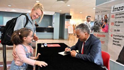 Muratpaşa Belediye Başkanı Ümit Uysal, Atatürk Kültür Merkezi’nde (AKM) CumhuriyetKitapları’ndan