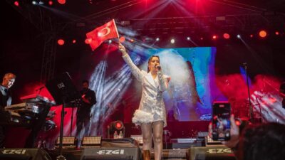 CUMHURİYET BAYRAMI KUTLAMALARI TUĞBA YURT KONSERİYLE ZİRVE YAPTI Kuşadası’nda Cumhuriyet’in