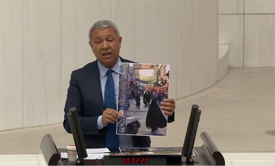 Orhan Sümer, “Konuşmasında Adana’nın güzelliklerini ve tarihi yerlerini anlatan Sümer,şehrin
