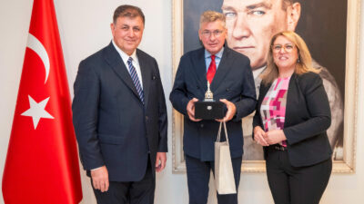 İzmir Büyükşehir Belediye Başkanı Dr. Cemil Tugay, kardeş şehir Bremen’in