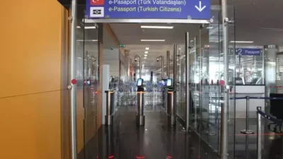 İzmir Adnan Menderes Havalimanı’nda artık E-pasaport sistemi ile yüz tanıma ve parmak izi