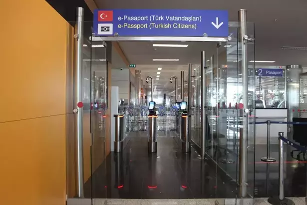 İzmir Adnan Menderes Havalimanı’nda artık E-pasaport sistemi ile yüz tanıma ve parmak izi