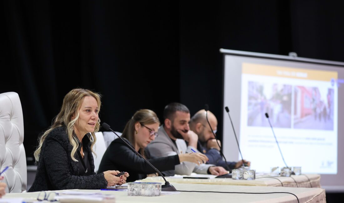 Konak Belediye Başkanı Nilüfer Çınarlı Mutlu, belediye meclis toplantısında, Konak’ta