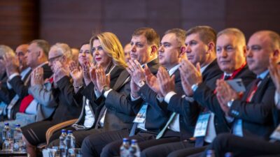 Türk Eczacılar Birliği’nin 44’üncü Dönem 2’nci Bölgelerarası Toplantısı’na katılan İzmir