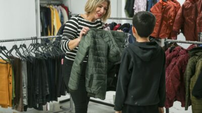 Konak Belediyesi’nin sosyal belediyecilik örnekleri arasında yer alan Giysi Market’te