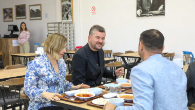 Buca Belediyesi’nin ihtiyaç sahibi vatandaşlara destek olmak amacıyla başlattığı “Askıda