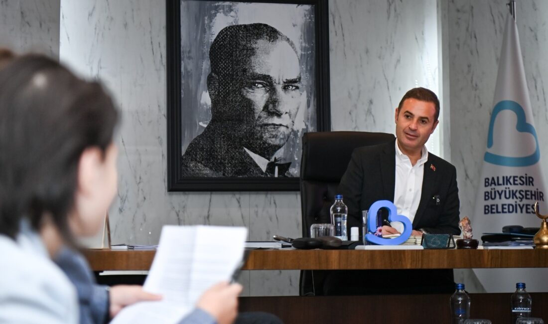 Çocukların mektubu Başkana emanet Balıkesir Kent Konseyi Çocuk Meclisi üyeleri