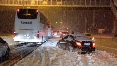 100 Karayolu Bolu Dağı geçişinde trafik kar nedeniyle durdu. Kış