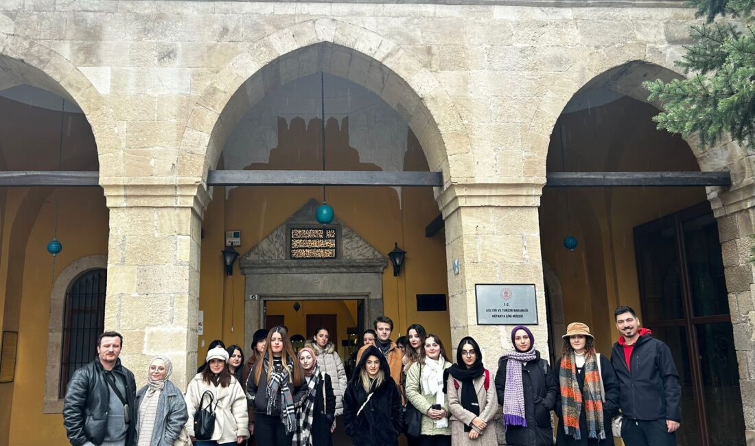‘Gençlik Bursa’da yollarda’ projesiyle Bursa’da yaşayan gençlere ücretsiz turlarla kenti