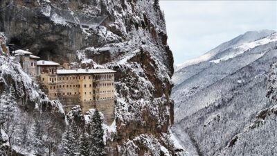 Trabzon’un Maçka ilçesindeki tarihi Sümela Manastırı’nda kar yağışının ardından güzel