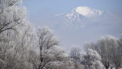 Tunceli’nin Ovacık ilçesinde soğuk hava nedeniyle dağlar sis, ovalardaki ağaç