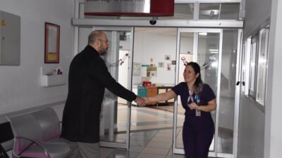 BAŞKAN ZENCİRCİ ONOKOLOJİ SERVİSİNDE TEDAVİ GÖREN ÇOCUKLARI ZİYARET ETTİ Germencik Belediye Başkanı Burak Zencirci Adnan Menderes Üniversite Hastanesi OnkolojiServisinde