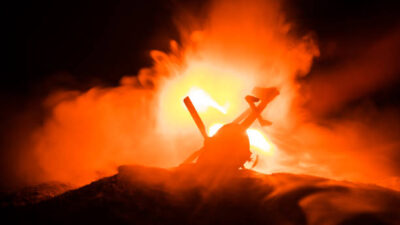 Isparta’nın Keçiborlu ilçe merkezinde bir akaryakıt istasyonunun yanına askeri helikopter