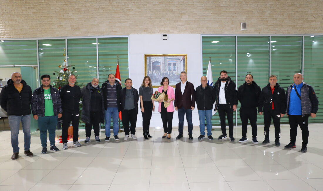 Karabağlardaki amatör spor kulüplerinden Başkan Kınay’a teşekkür ziyareti Karabağlar Belediyesi’nin amatör spor kulüplerine yaptığı nakdi yardım dolayısıyla ilçedeki