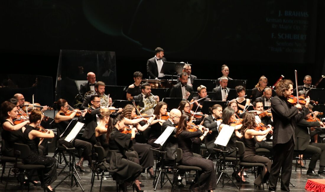 Eskişehir Büyükşehir Belediyesi Senfoni Orkestrası bu hafta orkestra şefi ArtunHoinic