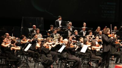 Eskişehir Büyükşehir Belediyesi Senfoni Orkestrası bu hafta orkestra şefi ArtunHoinic