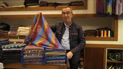 65 yıldır el tezgahında Buldan bezi dokuyan, bu alandaki ustalığıyla