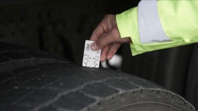 Ticari araçlarda kış lastiği zorunluluğunun başlaması üzerine İstanbul’da jandarma ekipleri,