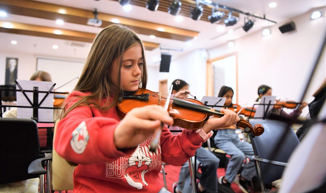 Konyaaltı Belediyesi bünyesinde faaliyet gösteren Sanat Akademisi, geleceğin sanatçılarını yetiştirmeye