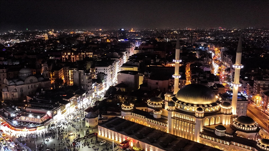 Megakentin en önemli buluşma noktalarından Taksim Meydanı ile İstiklal Caddesi’nde