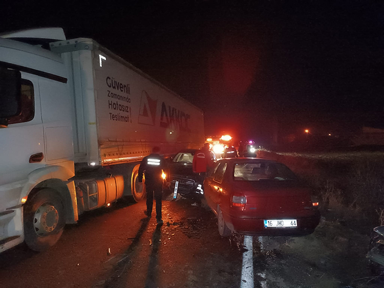 Çorum’un Sungurlu ilçesinde 4 aracın karıştığı zincirleme trafik kazasında, Tokat
