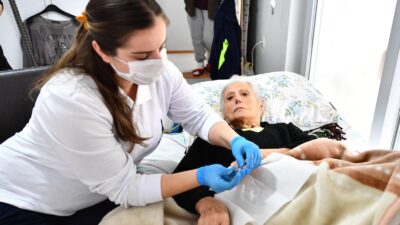 “Evde Bakım Hizmeti” yaşamlara dokunuyor İzmir’de yaşayan ihtiyaç sahipleri, İzmir Büyükşehir Belediyesi Sağlık İşleri Dairesi