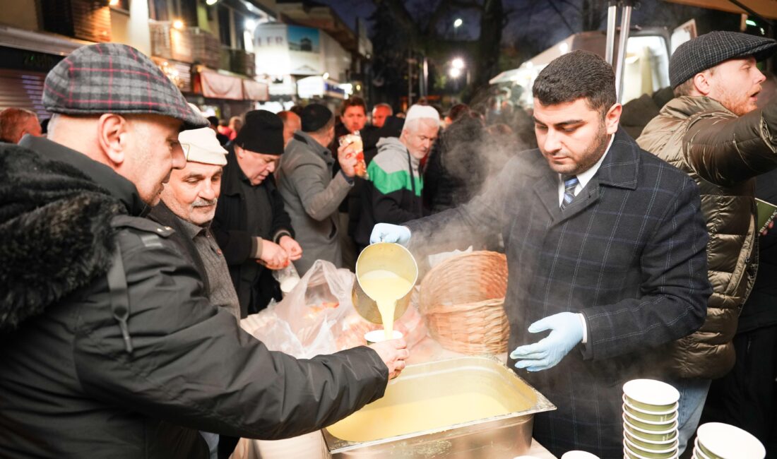  Bursalılar, yeni yılın ilk sabahında tarihi Ulucami’ye akın ederken, Bursa