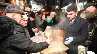 Büyükşehir’den yeni yılın ilk sabahında camilerde çorba ikramı Bursalılar, yeni yılın ilk sabahında tarihi Ulucami’ye akın ederken, Bursa