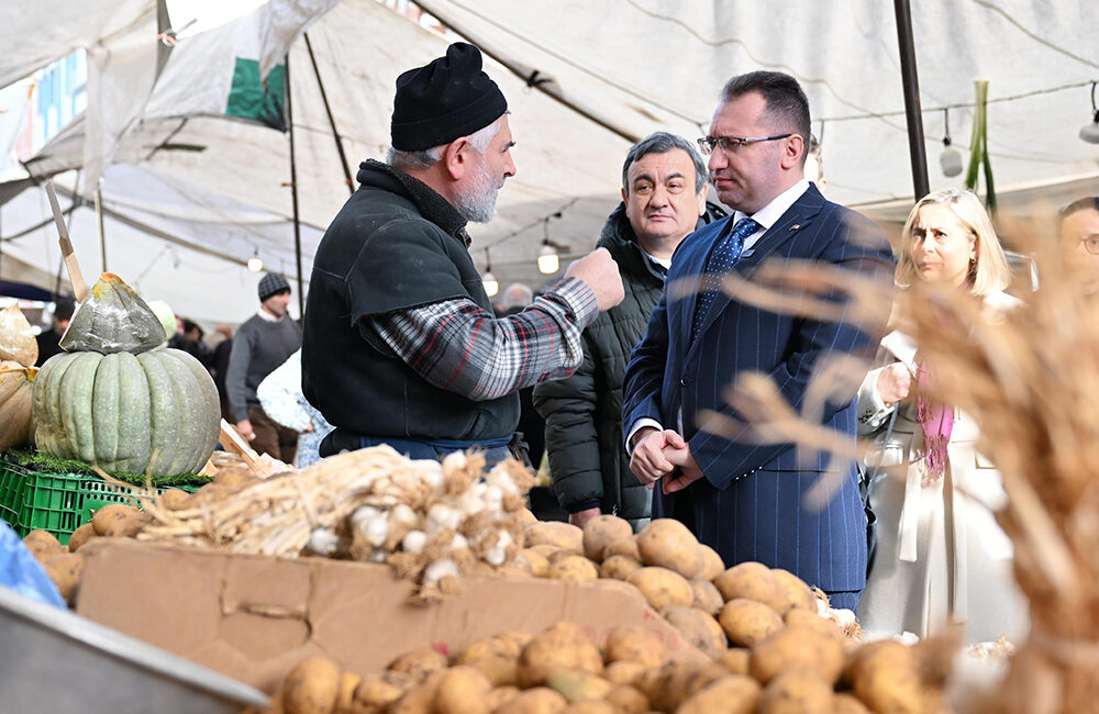Gaziosmanpaşa Belediye Başkanı Hakan Bahçetepe, pazar ziyaretleriyle sokağın nabzını tutarak,